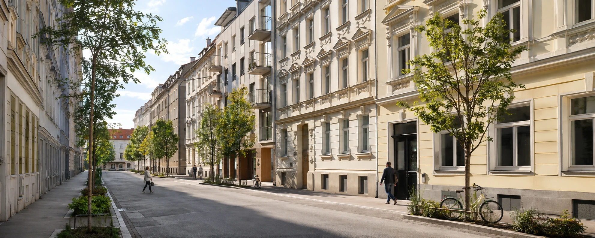 Helle österreichische Stadtstraße mit gepflegten Wohnhäusern und Bäumen